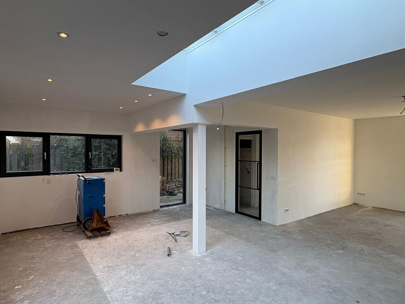 Stucwerk & wanden – strakke witte wanden met dakraam